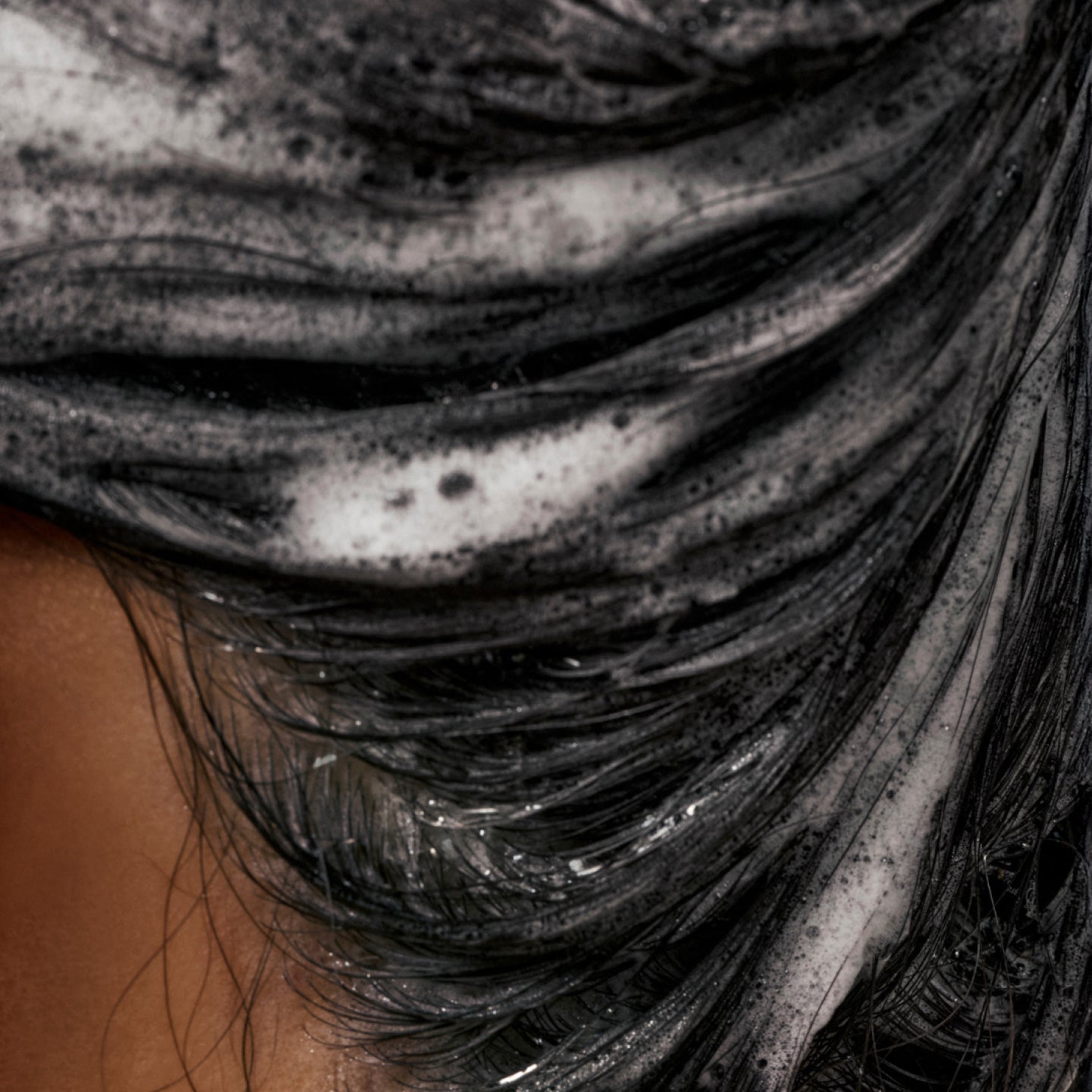 LIMPIA EN PROFUNDIDAD PARA ELIMINAR LA ACUMULACIÓN SIN RESECAR

modelo con Nº.4C Bond Maintenance® Clarifying Shampoo aplicado sobre el cuero cabelludo