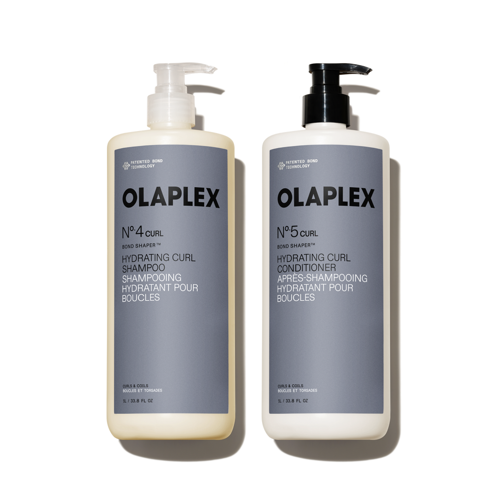 Un set tamaño litro con el OLAPLEX Nº.4CURL Bond Shaper Hydrating Curl Shampoo y el Nº.5CURL Bond Shaper Hydrating Curl Conditioner. Ambas botellas de 1 litro (33,8 fl oz) cuentan con dosificadores de bomba y están indicadas para cabellos rizados, ondulados y con tirabuzones. - main view