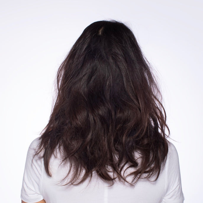 Imagen de antes: mujer con cabello rizado antes